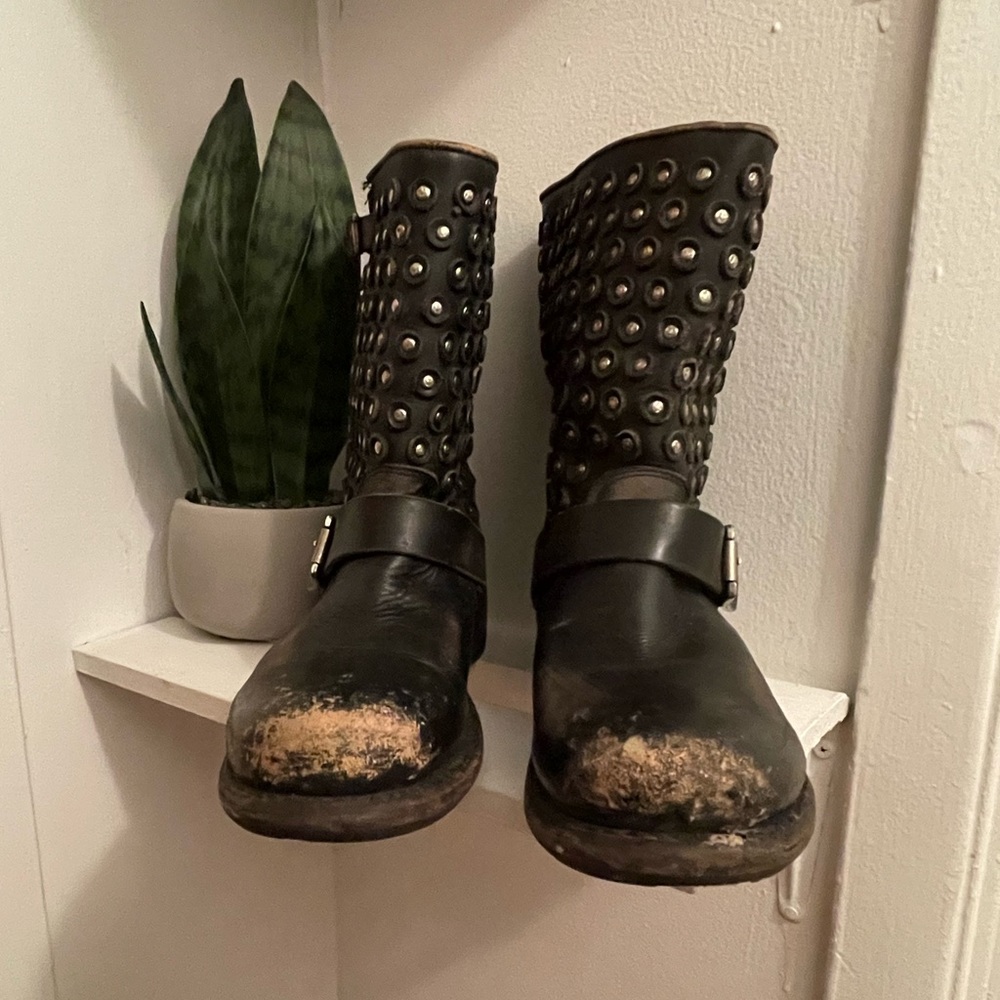 Pre-Owned Frye Jenna Cut Stud Short Boots
